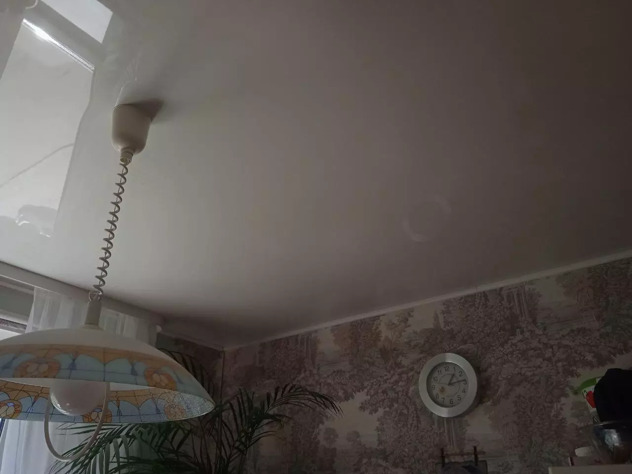 Глянцевый натяжной потолок на кухню, фото 3