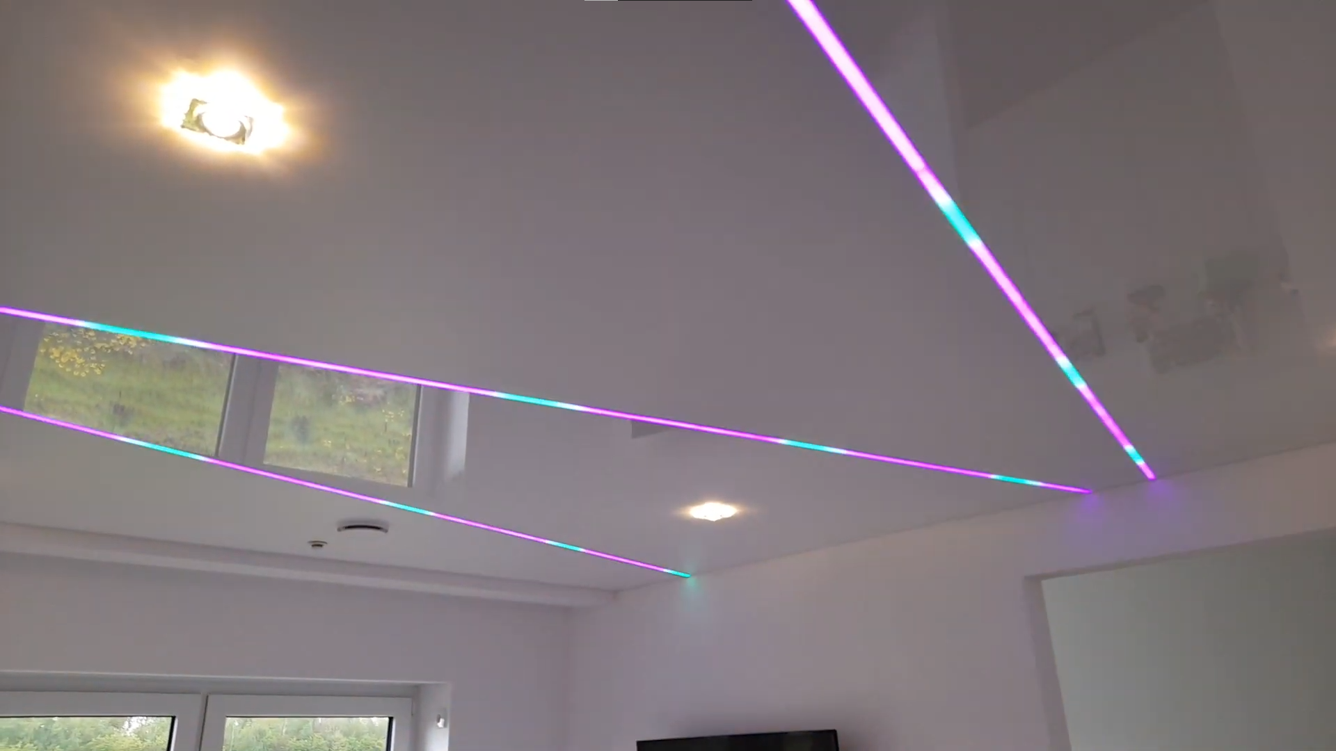 Натяжные потолки в зал со световыми линиями, фото 2